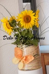 Säule mit Vase mit Sonnenblumen